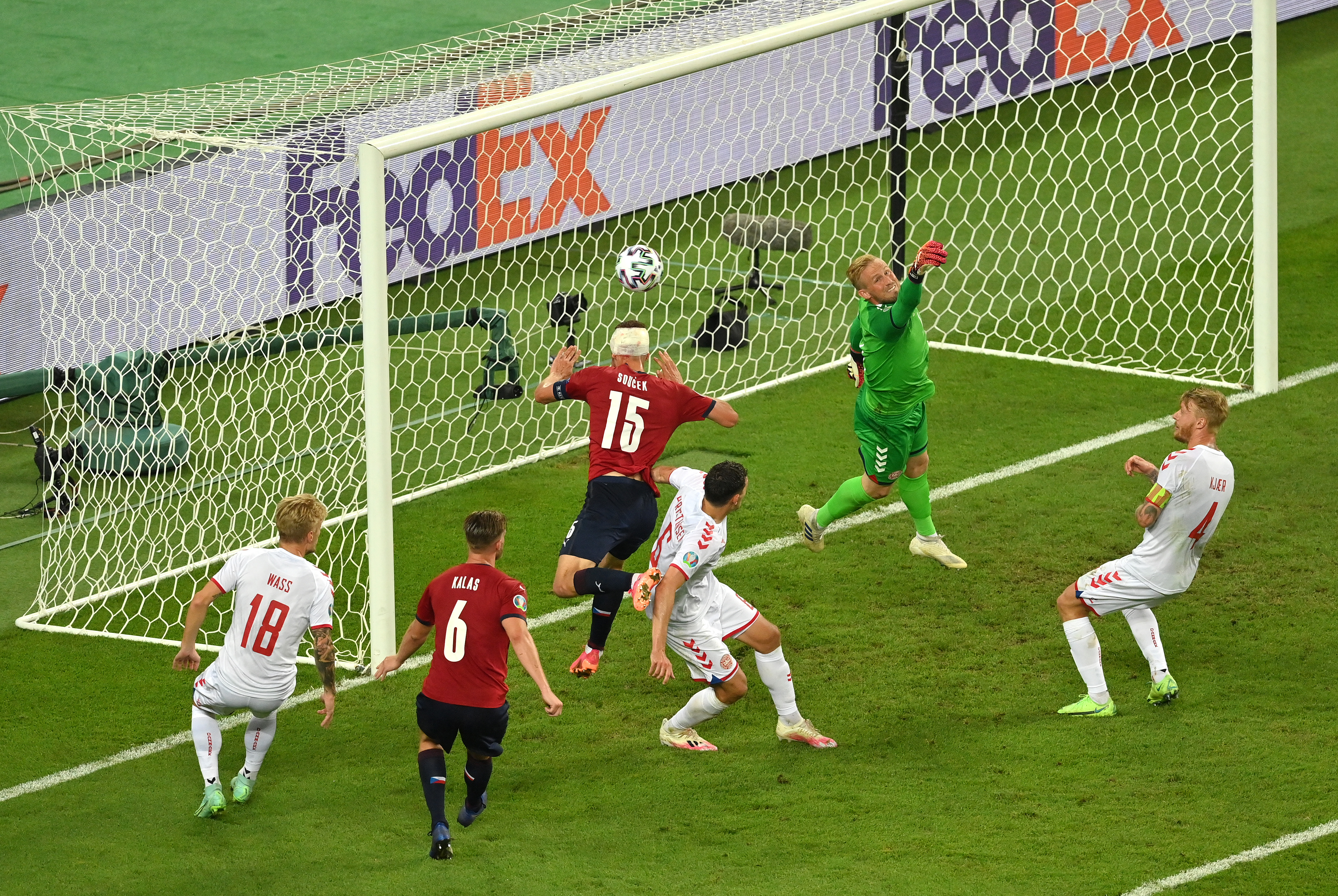 包含高效射门：前锋射门精准为球队取得胜利的词条