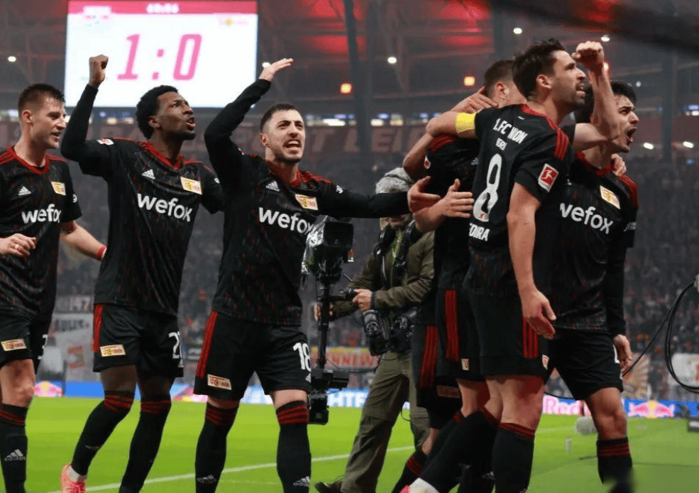 柏林联盟反超门兴格拉德巴赫取得胜利的简单介绍