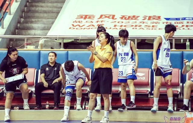 球员在比赛中发挥出色，为球队赢得荣耀的简单介绍