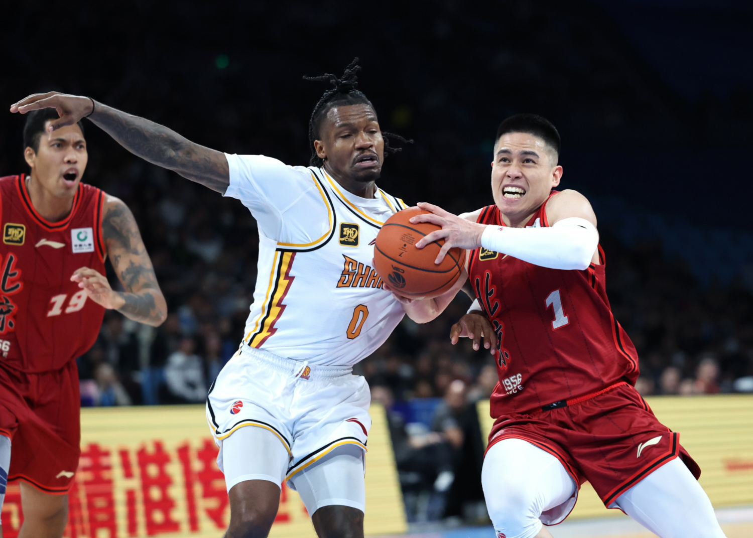 关于骑士险胜北京队，拉文点燃赛场的信息