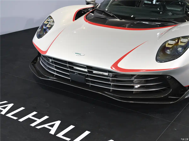 阿斯顿马丁鏖战梅赛德斯，塞恩斯高光表现的简单介绍