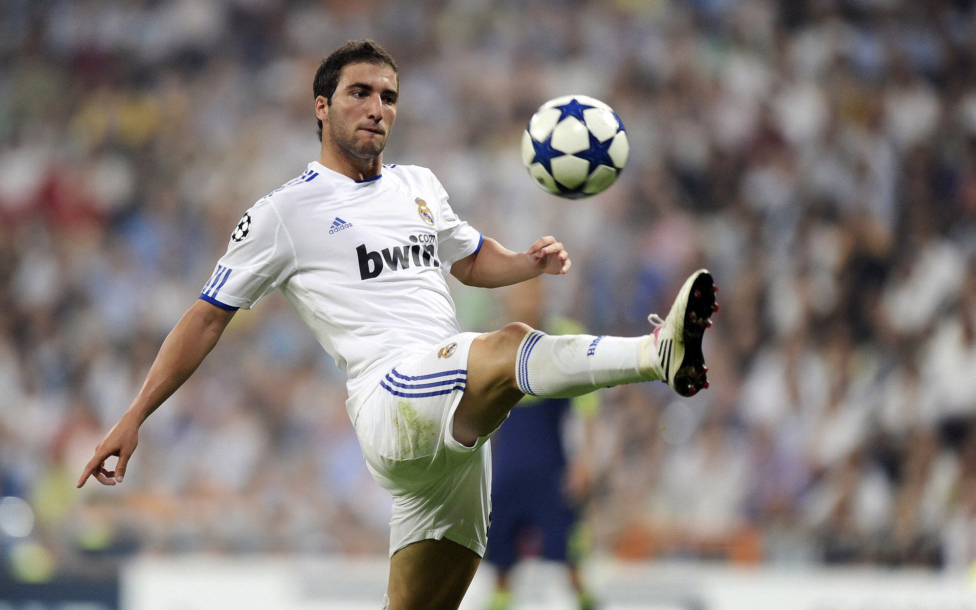 雷速官网-里昂的逆袭之夜，本泽马一剑封喉，拜仁王朝遭遇罕见碾压